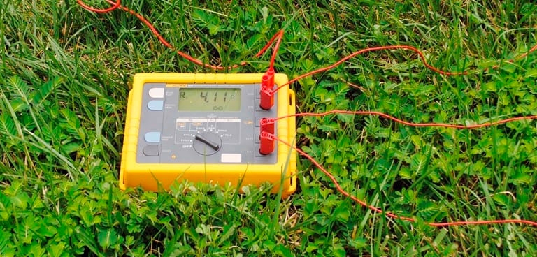 Evaluamos la resistividad del terreno donde se instalarán los sistemas de puesta a tierra, garantizando una solución segura y eficiente. Un adecuado análisis del suelo es clave para diseñar sistemas de aterrizaje que protejan tu instalación de descargas eléctricas y mejoren la estabilidad de todo el sistema eléctrico.