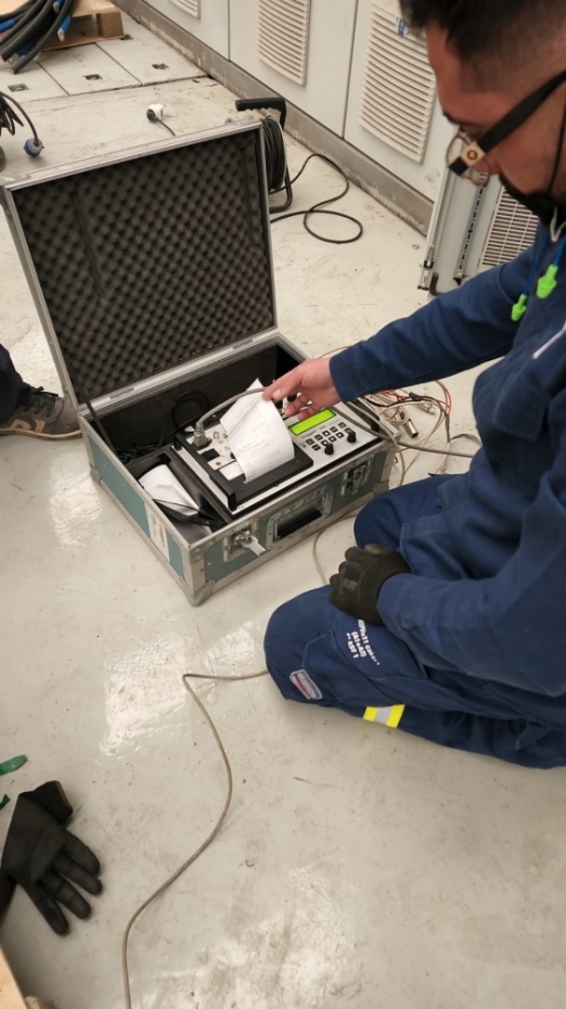 Realizamos pruebas especializadas para verificar la seguridad y el correcto funcionamiento de equipos eléctricos, asegurando su conformidad con las regulaciones vigentes.